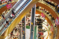 Giới đầu tư kỳ vọng người tiêu dùng Trung Quốc sẽ tăng chi tiêu sau khi các biện pháp hạn chế do COVID được nới lỏng (Ảnh: Bloomberg)