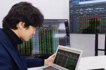 Nhà đầu tư chứng khoán cần chiến lược giao dịch thế nào trước tin thuế quan? 