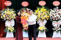 Thủ tướng Phạm Minh Chính trao Quyết định quyền Bộ trưởng Bộ Y tế cho bà Đào Hồng Lan.