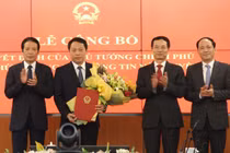 Bộ trưởng Nguyễn Mạnh Hùng và Ban lãnh đạo Bộ TT&TT chúc mừng tân Thứ trưởng Nguyễn Huy Dũng. Ảnh: Thu Hương.
