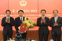 Bộ trưởng Nguyễn Mạnh Hùng và Ban lãnh đạo Bộ TT&TT chúc mừng tân Thứ trưởng Nguyễn Huy Dũng. Ảnh: Thu Hương.