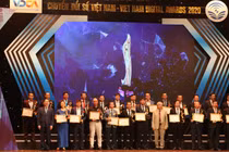 Đại diện các cơ quan nhà nước, doanh nghiệp chuyển đổi số xuất sắc nhận Cúp và Chứng nhận từ TS. Phan Xuân Dũng – Chủ nhiệm Ủy ban Khoa học, Công nghệ và Môi trường của Quốc hội và TS. Nguyễn Quân – Nguyên Bộ Trưởng Khoa học & Công nghệ, Chủ tịch Hội đồng Chung khảo Giải thưởng Chuyển đổi số Việt Nam 2020.