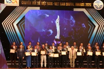 Đại diện các cơ quan nhà nước, doanh nghiệp chuyển đổi số xuất sắc nhận Cúp và Chứng nhận từ TS. Phan Xuân Dũng – Chủ nhiệm Ủy ban Khoa học, Công nghệ và Môi trường của Quốc hội và TS. Nguyễn Quân – Nguyên Bộ Trưởng Khoa học & Công nghệ, Chủ tịch Hội đồng Chung khảo Giải thưởng Chuyển đổi số Việt Nam 2020.