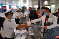 Kiểm dịch quốc tế cho người nhập cảnh tại sân bay Tân Sơn Nhất (Ảnh: M.T)