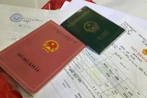 Người dân được tiếp tục sử dụng sổ hộ khẩu, sổ tạm trú đã được cấp cho đến hết ngày 31/12/2022. Ảnh: VGP.