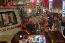 Xe cứu thương đưa nạn nhân rời hiện trường vụ cháy ở phường Định Công Hạ, quận Hoàng Mai, Hà Nội. Ảnh: Vietnamnet