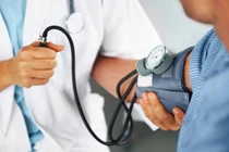 Khám sức khoẻ cho người dân ở Bệnh viện Việt Đức