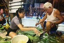 Đội thiện nguyện Đà Nẵng xuyên đêm gói bánh, nấu bánh chưng gửi đồng bào vùng lũ miền Bắc (Ảnh Trung Đào)