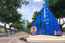 Một biểu tượng checkin quảng cáo bia Larue phản cảm trên phố đi bộ Bạch Đằng (Đà Nẵng)