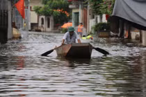 Một xã ở Hà Nội 5 ngày chìm trong "biển nước", người dân bơi trên đường làng