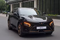 "Hàng thửa" VF 7 Hỏa Long Độc Bản đến tay khách hàng