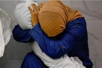 Bức ảnh người cô ôm thi thể cháu gái ở Gaza gây xúc động mạnh (Ảnh: Reuters)