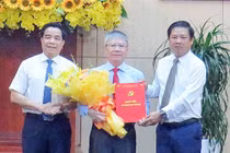 Thiếu tướng Nguyễn Đức Dũng, Giám đốc Công an tỉnh Quảng Nam (đứng giữa) được phê chuẩn giữ chức vụ Phó Bí thư Tỉnh ủy Quảng Nam nhiệm kỳ 2020- 2025.