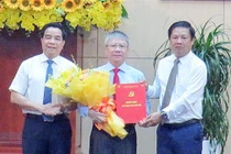 Thiếu tướng Nguyễn Đức Dũng, Giám đốc Công an tỉnh Quảng Nam (đứng giữa) được phê chuẩn giữ chức vụ Phó Bí thư Tỉnh ủy Quảng Nam nhiệm kỳ 2020- 2025.