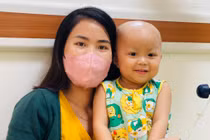 Mẹ đơn thân nửa đêm livestream bán hàng trong bệnh viện để nuôi con bị ung thư