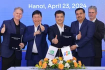 Phó chủ tịch NVIDIA Keith Strier (ngoài cùng bên trái) và Chủ tịch FPT Trương Gia Bình. Ảnh: FPT.