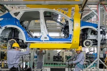 Bộ Tài chính đề xuất giảm 50% lệ phí trước bạ đối với ô tô sản xuất, lắp ráp trong nước. Ảnh: Nguyễn Huế