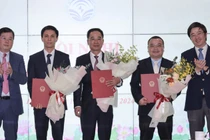 Thứ trưởng Nguyễn Thanh Lâm và Thứ trưởng Bùi Hoàng Phương trao quyết định cho các cán bộ được bổ nhiệm. Ảnh: Tạp chí TT&T