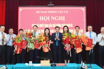 Bộ trưởng GTVT trao quyết định cho các cán bộ được luân chuyển, bổ nhiệm. Ảnh: Tạ Hải.