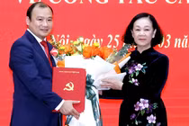 Thường trực Ban Bí thư, Trưởng ban Tổ chức Trung ương Trương Thị Mai trao quyết định bổ nhiệm cho ông Lê Hải Bình. Ảnh: TTXVN