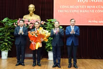 Ông Nguyễn Đình Vĩnh (thứ hai từ trái sang) nhận hoa chúc mừng của lãnh đạo Thành ủy, HĐND, UBND TP Đà Nẵng. 