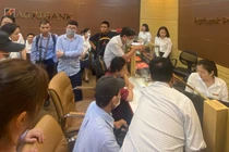 Người dân xếp hàng kín chờ mua vàng tại Agribank Chi nhánh Láng Hạ.