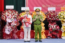 Thiếu tướng Nguyễn Hữu Hợp (bìa trái) tại buổi lễ nhận quyết định giữ chức Giám đốc Công an tỉnh Quảng Nam. 