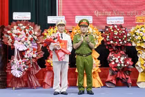 Thiếu tướng Nguyễn Hữu Hợp (bìa trái) tại buổi lễ nhận quyết định giữ chức Giám đốc Công an tỉnh Quảng Nam. 