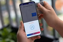 Thiết bị đọc kém, thao tác sai khiến nhiều người loay hoay khi xác thực sinh trắc học chuyển khoản.