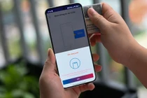 Thiết bị đọc kém, thao tác sai khiến nhiều người loay hoay khi xác thực sinh trắc học chuyển khoản.