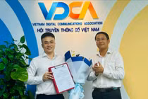 Phó Chủ tịch kiêm Tổng thư ký VDCA Vũ Kiêm Văn trao Quyết định bổ nhiệm cho ông Phan Đức Hùng.