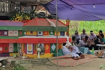 Quan tài đặt trước sân nhà của hai anh em xấu số. Ảnh: Anh Tâm