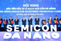 Lãnh đạo TP Đà Nẵng trao chứng nhận cho các đơn vị tại Ngày Vi mạch bán dẫn Đà Nẵng năm 2024