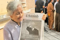  Xúc động cụ bà tóc bạc trắng đến tiễn đưa Tổng Bí thư Nguyễn Phú Trọng