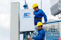 Bà Lê Việt Nga, đấu giá viên Công ty đấu giá hợp danh số 5 Quốc gia điều hành cuộc đấu giá đã phổ biến các quy định và giải đáp, hướng dẫn thực hiện việc đấu giá.