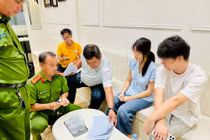 Công an kiểm tra quán cà phê 'hẹn hò' dùng kính 1 chiều ở TP.HCM