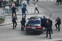 Các nhân viên an ninh di chuyển Thủ tướng Slovakia Robert Fico lên ô tô sau vụ nổ súng, sau cuộc họp của chính phủ Slovakia ở Handlova, Slovakia (Ảnh: Reuters)