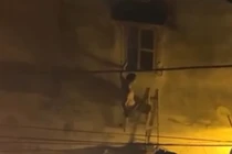 Cộng đồng mạng tìm người hùng phá cửa cứu người trong vụ cháy nhà ở Trung Kính