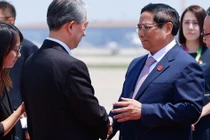 Đại sứ Trung Quốc tại Việt Nam Hùng Ba đón Thủ tướng Phạm Minh Chính tại sân bay. Ảnh: VGP/Nhật Bắc