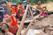 Nghĩa đồng bào ở thời khắc lâm nguy và sự táng tận lương tâm của kẻ cơ hội