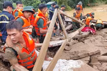 Nghĩa đồng bào ở thời khắc lâm nguy và sự táng tận lương tâm của kẻ cơ hội