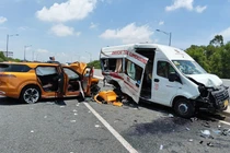 Hiện trường vụ TNGT trên cao tốc Hà Nội - Hải Phòng làm 2 người tử vong, 8 người bị thương.