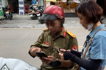 Tấp nập giao dịch vàng tại quán nước, vỉa hè