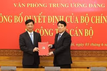 Thường trực Ban Bí thư Lương Cường trao Quyết định điều động, bổ nhiệm Thượng tướng Nguyễn Duy Ngọc. Ảnh: TTXVN