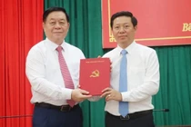 Trưởng Ban Tuyên giáo Trung ương Nguyễn Trọng Nghĩa (trái) trao quyết định cho ông Trần Thanh Lâm. Ảnh: Chương Đài/TTXVN.