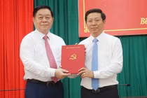 Trưởng Ban Tuyên giáo Trung ương Nguyễn Trọng Nghĩa (trái) trao quyết định cho ông Trần Thanh Lâm. Ảnh: Chương Đài/TTXVN.