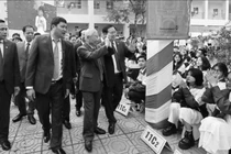 Tổng Bí thư Nguyễn Phú Trọng chào toàn thể học sinh trong trường THPT Nguyễn Gia Thiều. Ảnh: TTXVN 