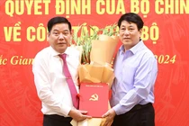 Thường trực Ban Bí thư Lương Cường (phải) trao quyết định cho tân Bí thư Bắc Giang Nguyễn Văn Gấu. 