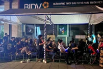 Người dân "lăn lê" từ tờ mờ sáng để chờ đến lượt mua vàng. Ảnh: PT.