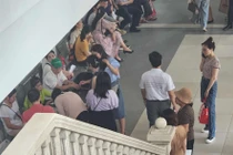 Người dân đến nộp hồ sơ tại Cục Thi hành án dân sự TP Hà Nội.